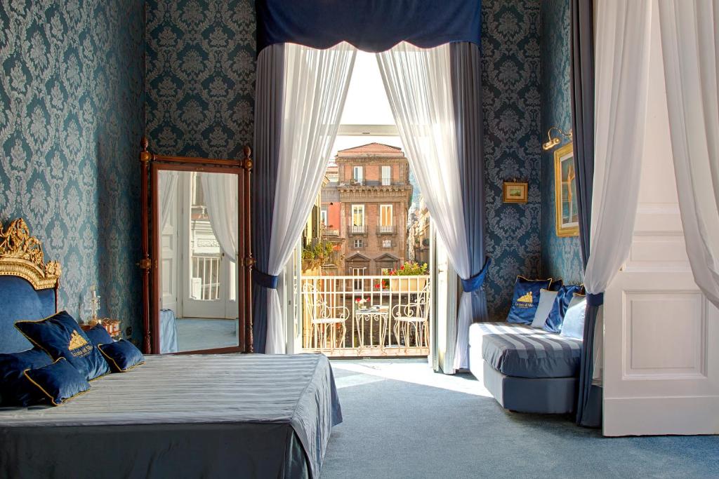 那不勒斯La Casa Sul Nilo的一间卧室设有一张床和一个大窗户