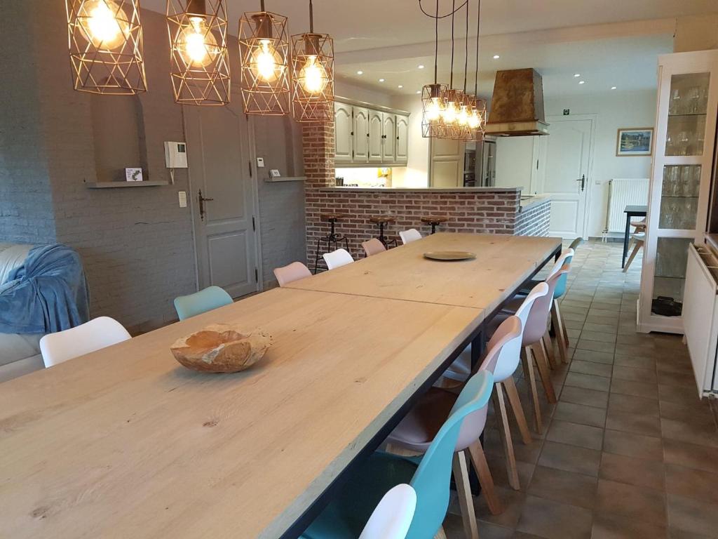 赫拉尔兹贝亨De Goeferdij vakantiewoning的厨房配有大型木桌和椅子
