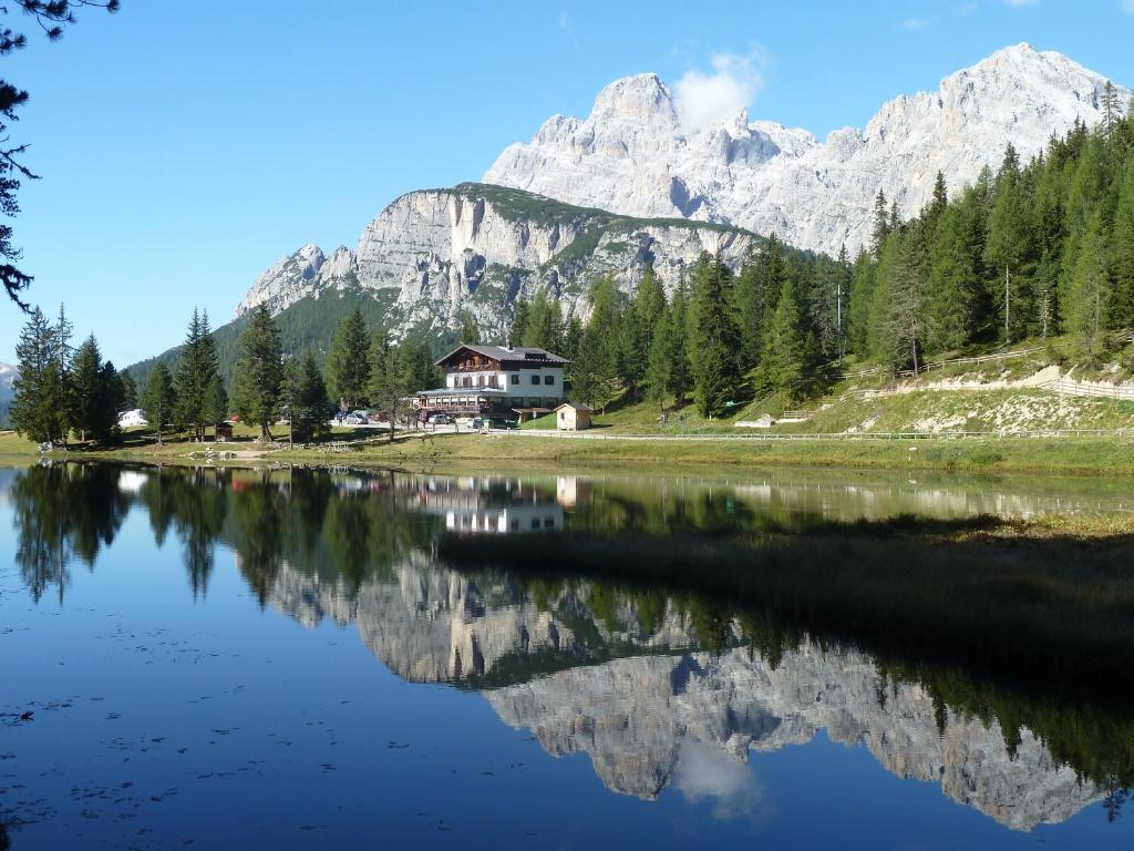 米苏丽娜安托诺湖小屋酒店的山中湖中房屋的反射