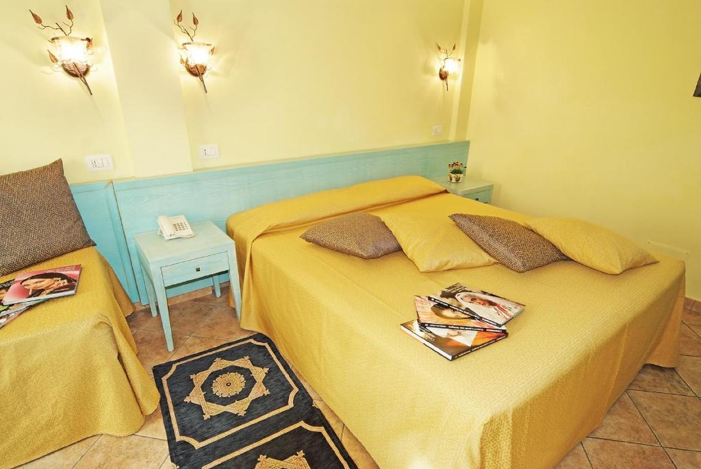 普拉Hotel Del Corso的一间小卧室,配有两张床和一张桌子
