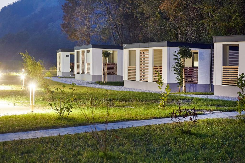 Mobile Homes Terme Jezercica外面的花园