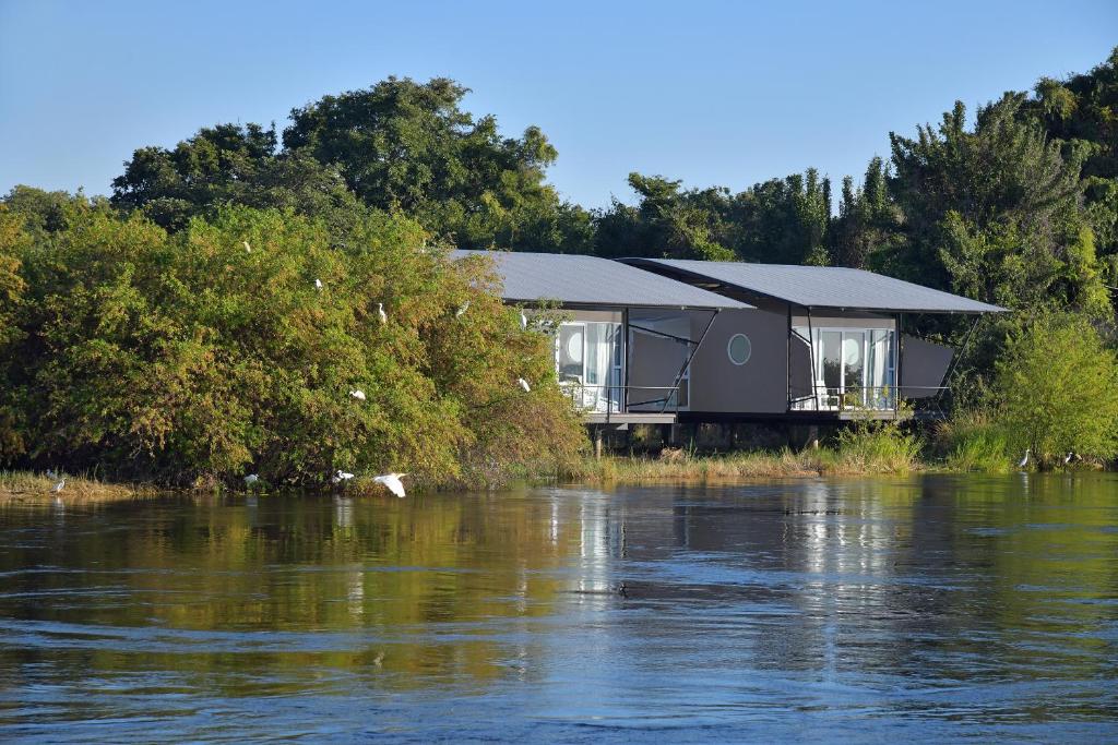 卡蒂马穆利洛Zambezi Mubala Lodge的河边的房子