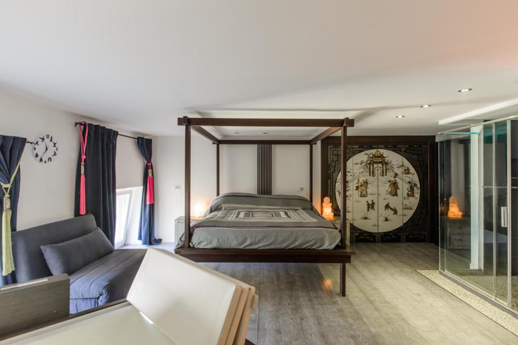那不勒斯luxury suite San Carlo的一间卧室配有天蓬床和沙发