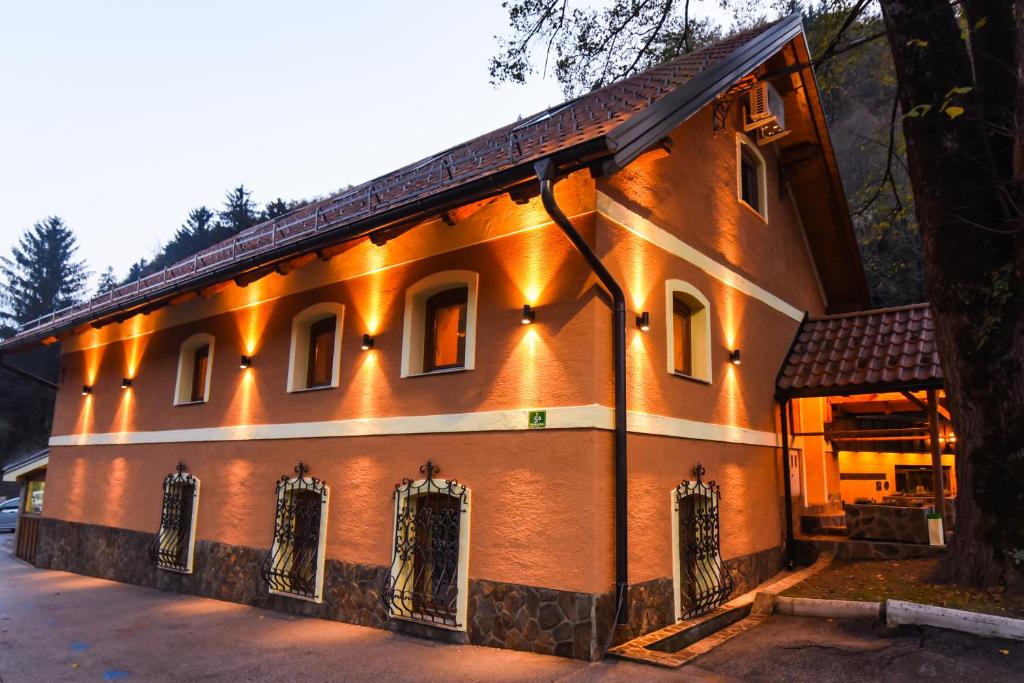 兹雷切Gorska Reka Guesthouse的建筑的一侧有灯