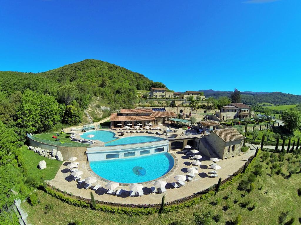 里帕尔贝拉Spa Resort Fonte Alla Lepre的享有带游泳池的别墅的空中景致
