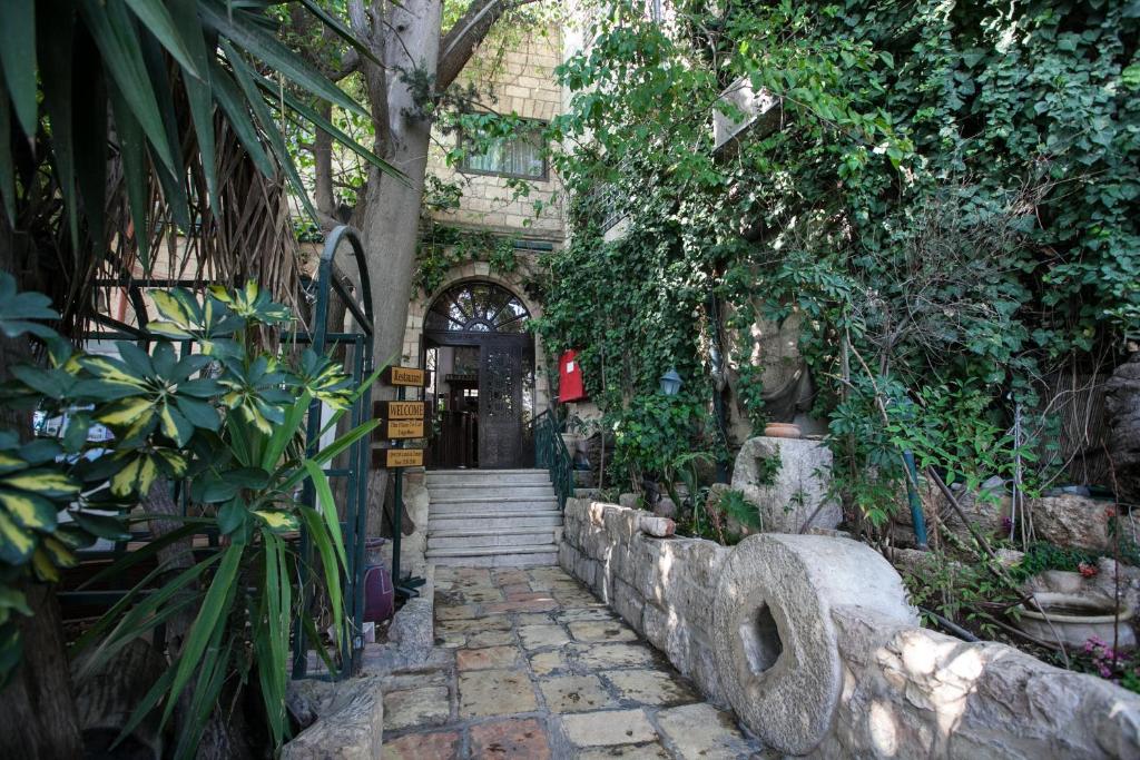 耶路撒冷耶路撒冷酒​​店的门和植物的建筑物入口