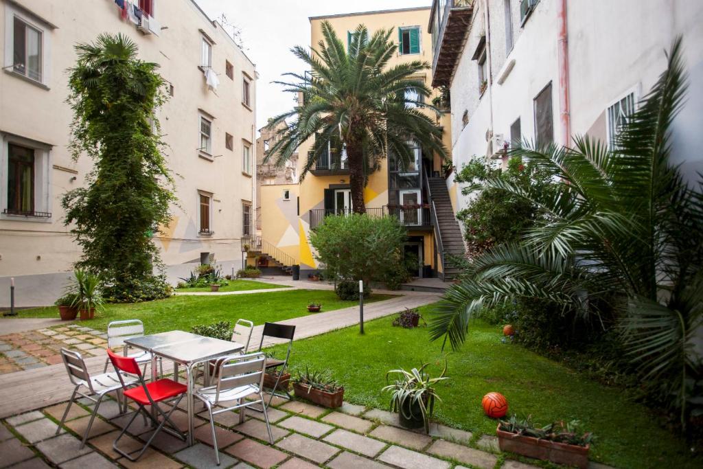 那不勒斯那不勒斯拉肯托拉旅馆的庭院内带桌椅的庭院。