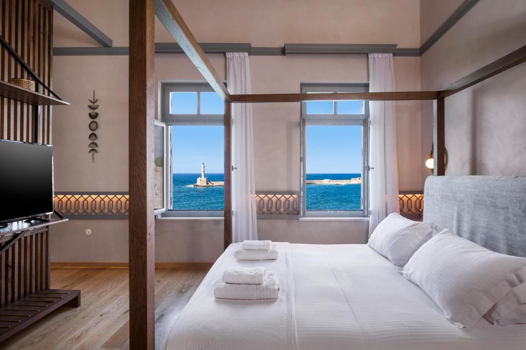 干尼亚Scala de Faro的一间卧室设有一张床,享有海景
