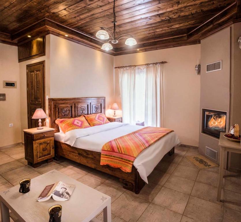 埃拉蒂特里卡隆特奥多罗旅馆的一间卧室,卧室内配有一张大床