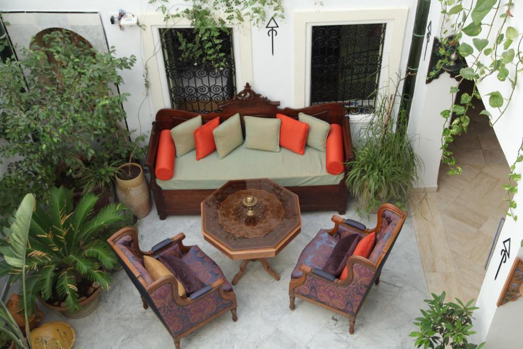 突尼斯天井庭院旅馆的客厅配有沙发和桌椅
