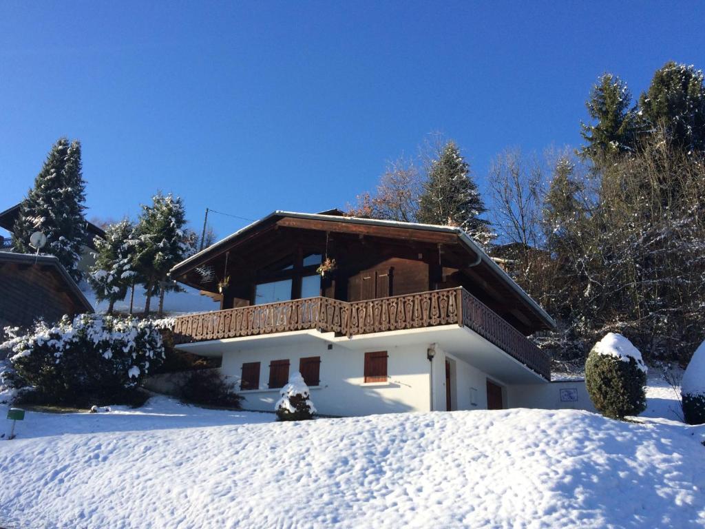 莫里永Les Oiseaux Bleus的雪中带阳台的房子