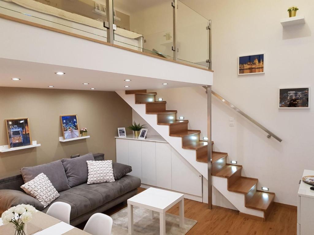 布达佩斯Renaissance Studio Apartment的带沙发和楼梯的客厅