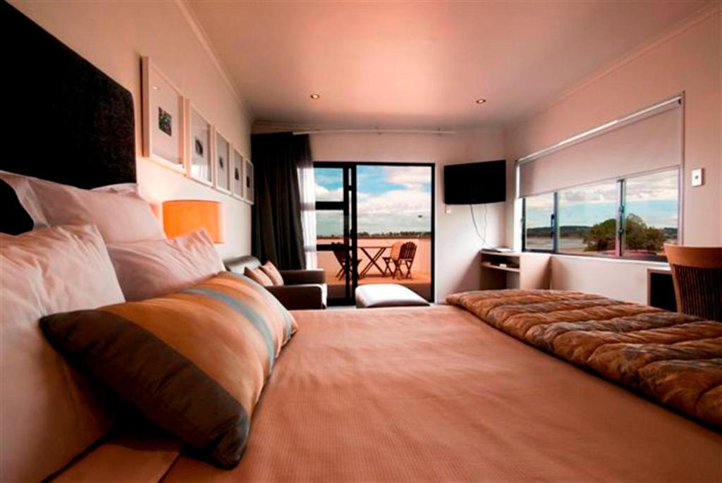 纳皮尔海洋世界汽车旅馆的一间带大床和阳台的大卧室