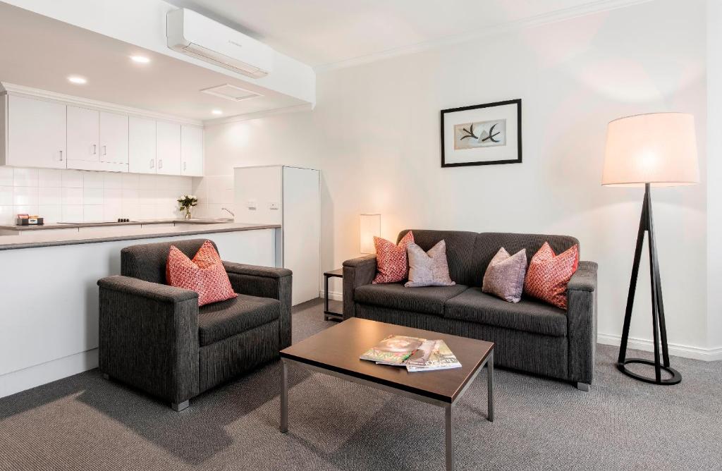 阿德莱德Franklin Apartments的客厅配有两张沙发和一张咖啡桌