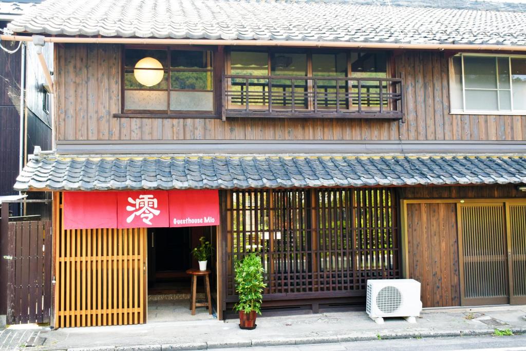 近江八幡市Guesthouse Mio的前面有标志的建筑