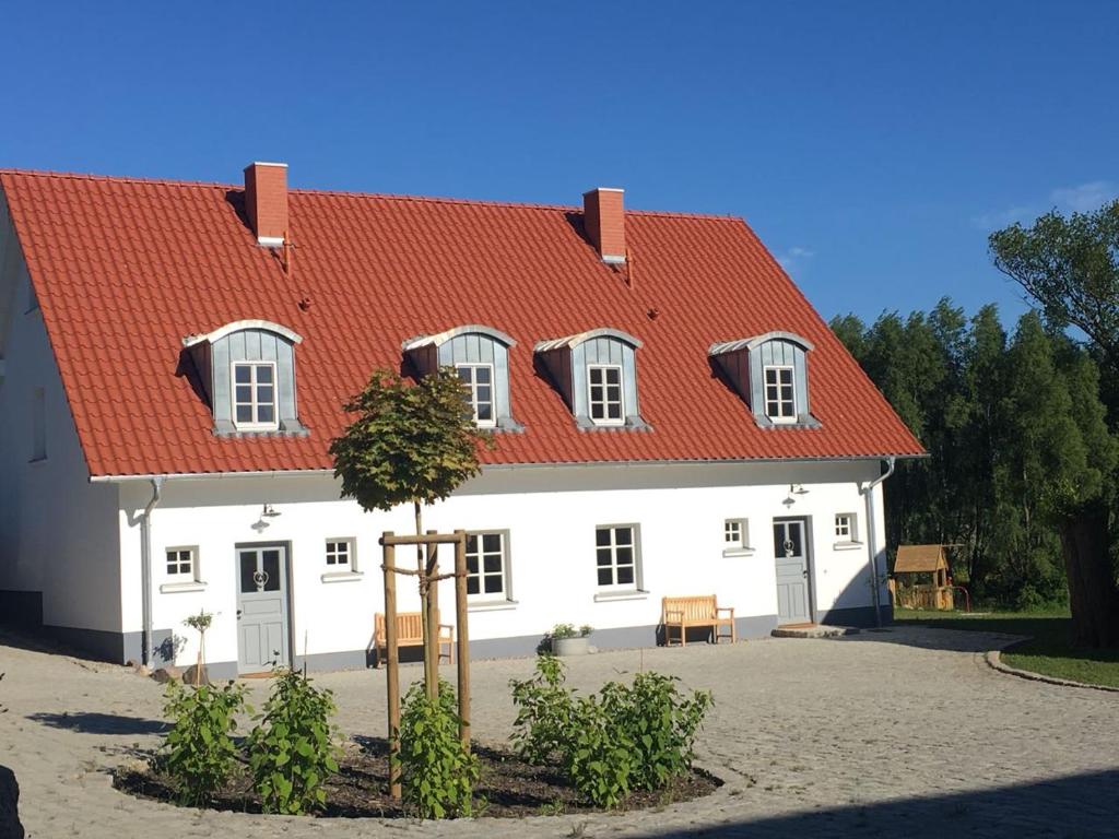 普特布斯Hof Vilmnitz Haus A的一座白色的大房子,有橙色的屋顶