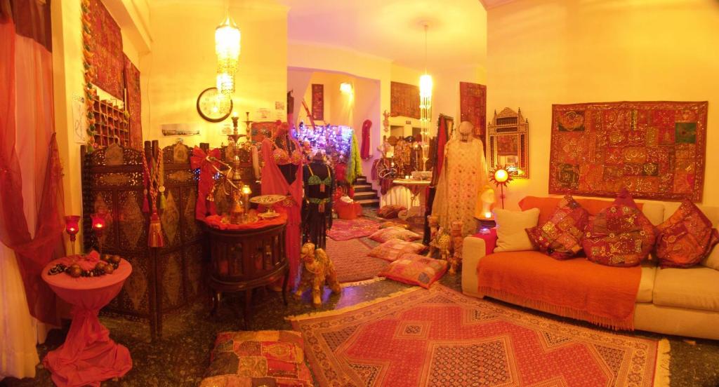 阿吉亚玛丽娜Anatoli Hotel的客厅配有沙发和许多物品