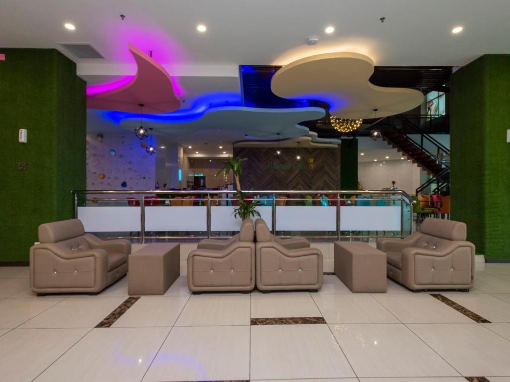 努沙再也Hotel Holmes Gp的大堂设有带沙发和鲨鱼的等候区,天花板上
