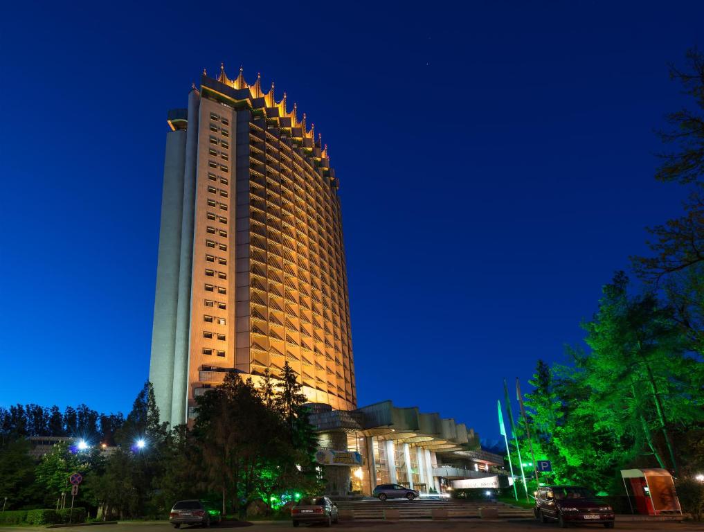 阿拉木图哈萨克斯坦酒店的一座大建筑在晚上点燃
