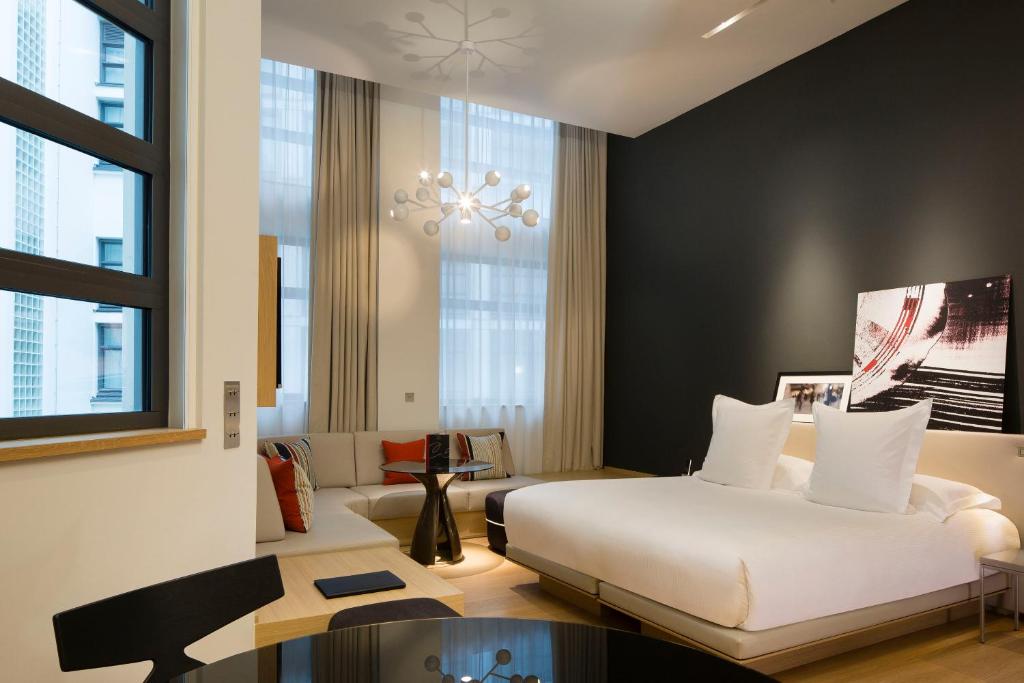 巴黎三科考德旅馆的酒店客房设有两张床和一张桌子。