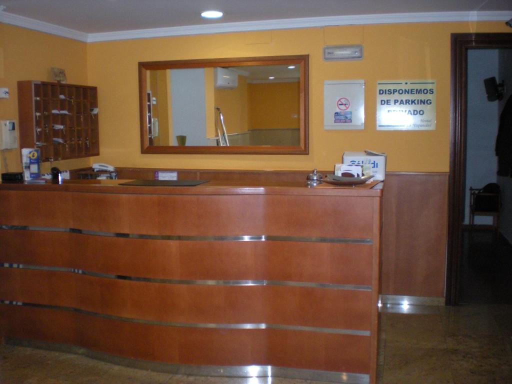 马拉加拉河斯派德旅馆的接待台位于带镜子的浴室