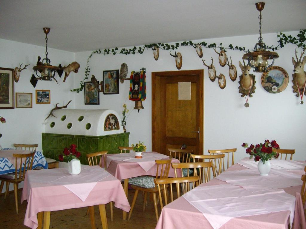 科拉尔博斯卡特纳霍夫酒店的用餐室配有2张带粉红色桌布的桌子