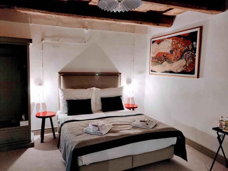 特热比奇Hotel Kocour的一间卧室配有一张床,上面有两条毛巾