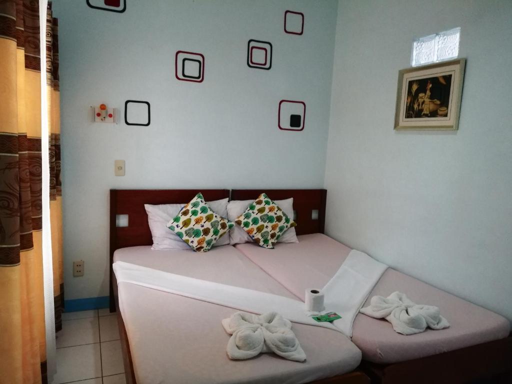 圣维森特Hashtag Tourist Inn的一间小卧室,配有带毛巾的床
