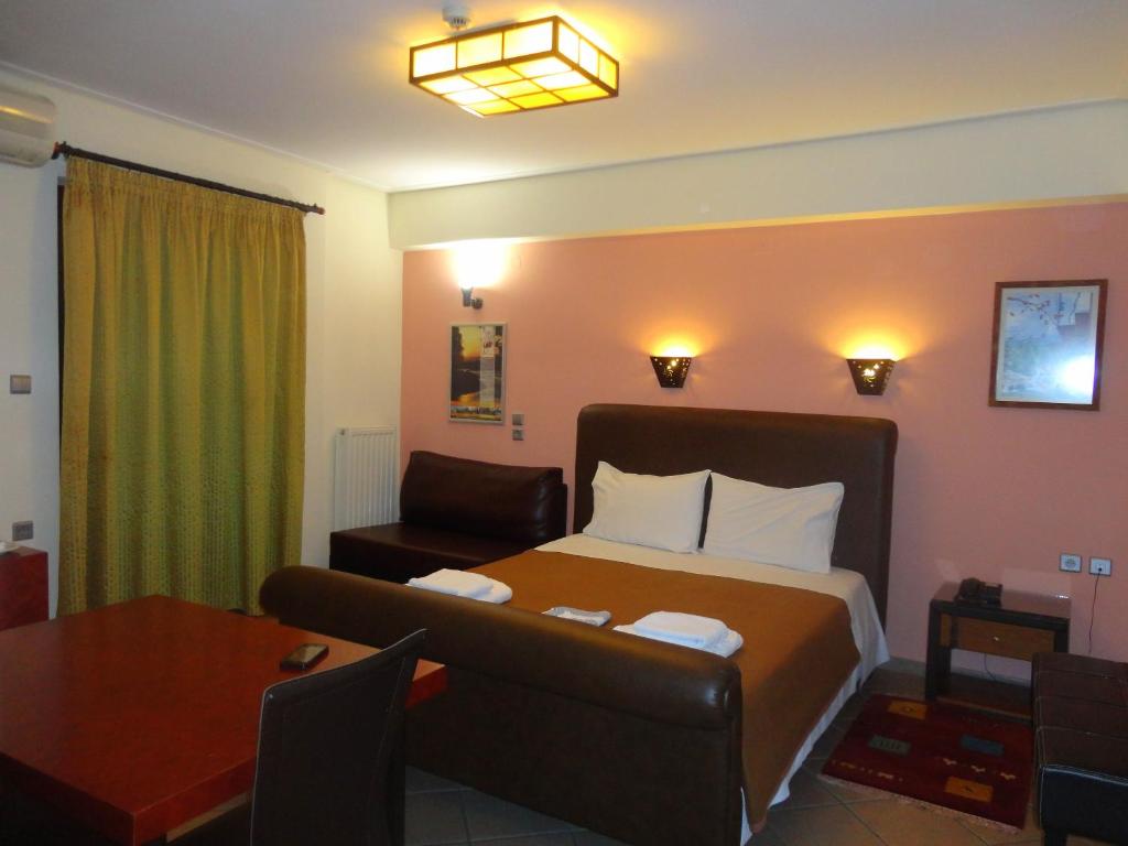 马克拉科米Lirio Guest House的酒店客房配有床、沙发和桌子。