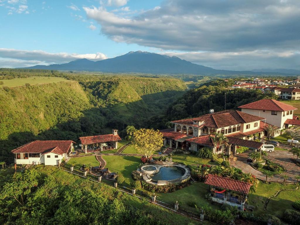 下博克特Hacienda Los Molinos Boutique Hotel & Villas的享有带游泳池的房屋的空中景致