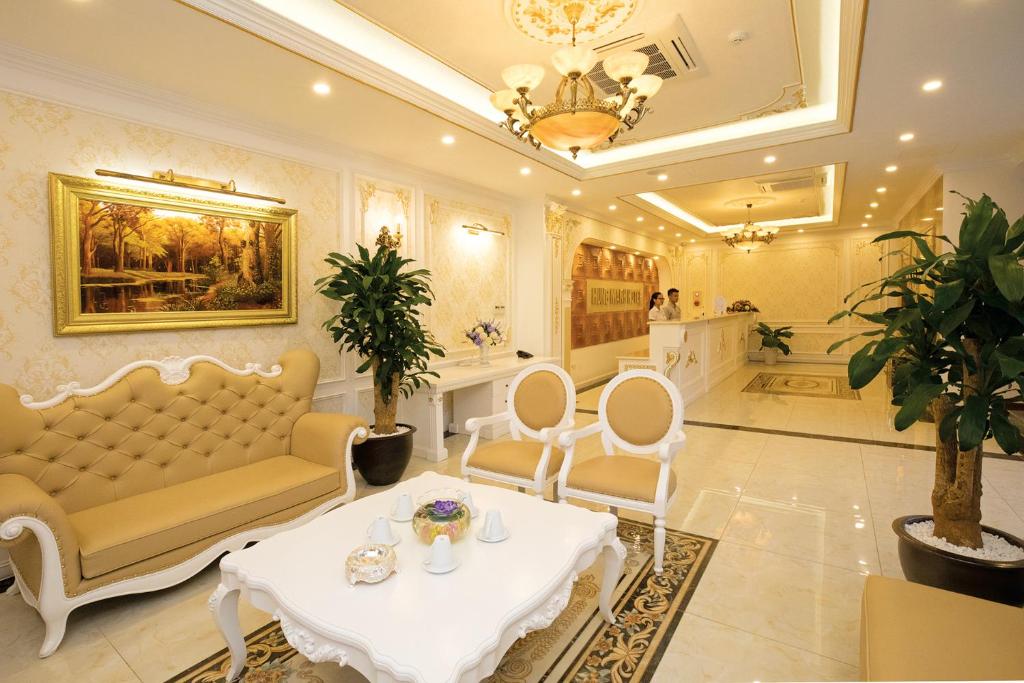 Hương Tân LạcHùng Mạnh Plaza Hotel的客厅配有沙发和桌子