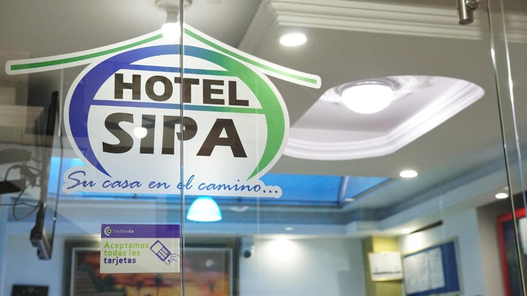 杜伊塔马Hotel Sipa的窗口上的酒店楼梯标志