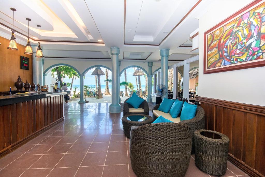 长滩岛Royal Park Resort Boracay的度假村的大堂设有椅子和酒吧