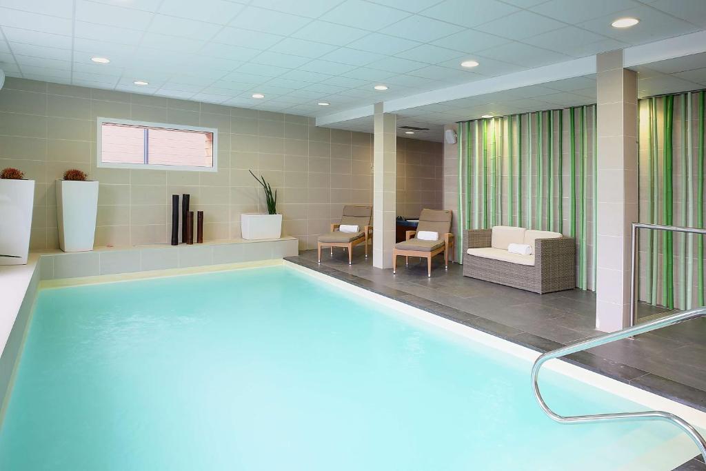 普卢巴拉内克最佳西方加布雷阿阳台酒店的游泳池,位于一间有等候室的房间