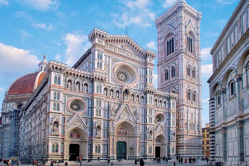 佛罗伦萨Relais Florence Duomo的一座城市中带钟楼的大型建筑