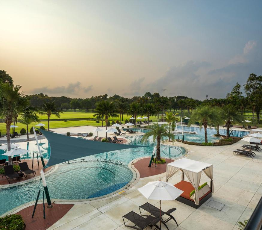 北榄Eastin Thana City Golf Resort Bangkok的享有度假村游泳池的顶部景致