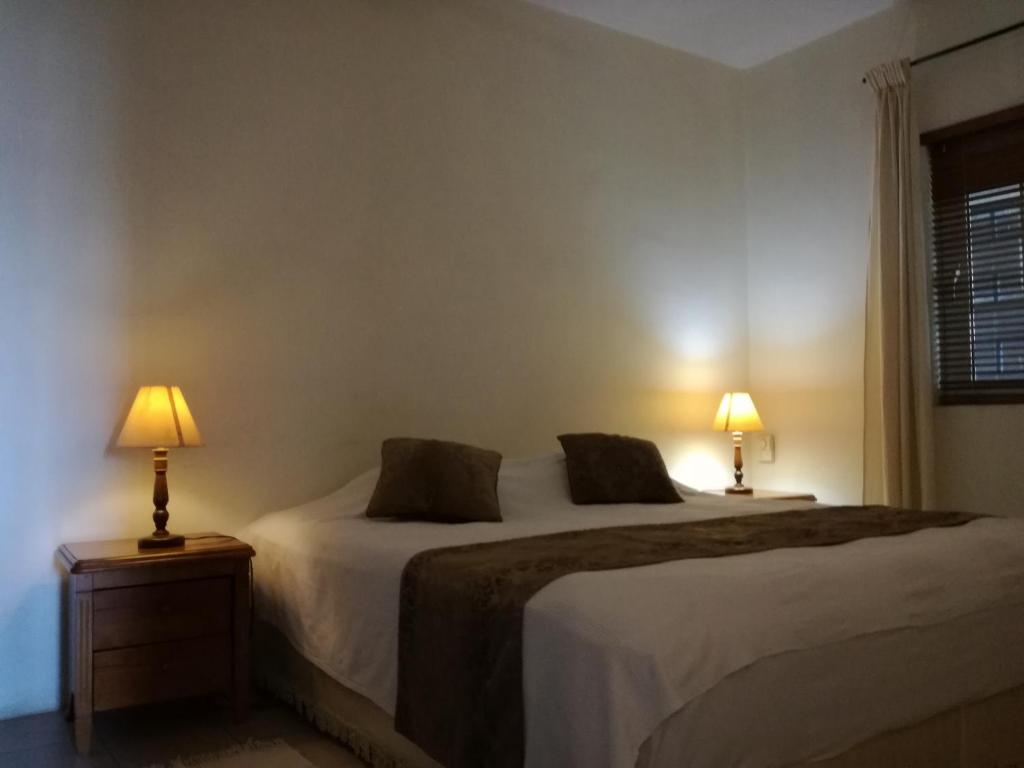 格兰贝伊Trendzone Apartments的卧室内的两张床,配有两张台灯。