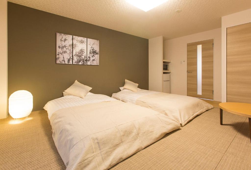 大阪Hotel Replace Namba Osaka的卧室内两张并排的床