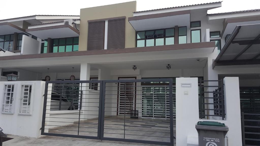 巴西古当F.A Guesthouse Pasir Gudang的前面有门的房子