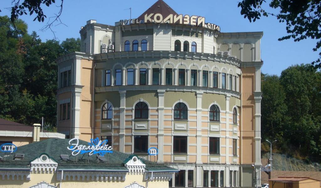 基兹洛沃茨克Kolizey Hotel的上面有标志的建筑