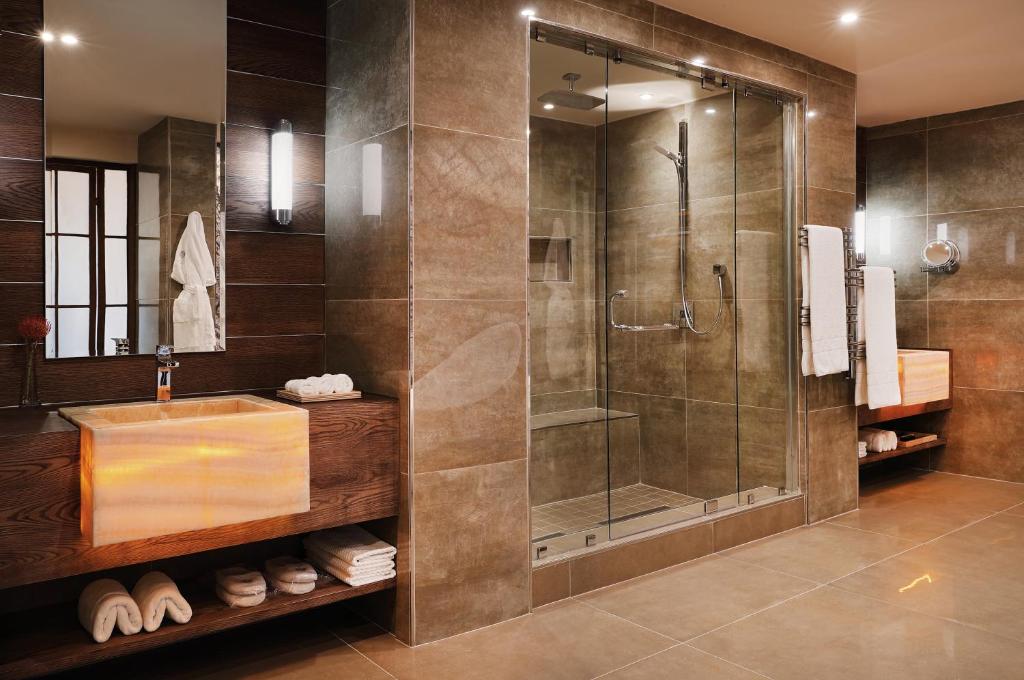 约翰内斯堡撒克逊Spa别墅酒店 的带淋浴和盥洗盆的浴室