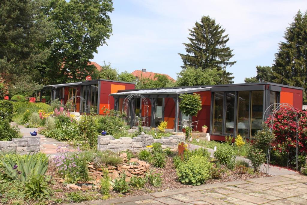 赫比斯特恩mein kleinHOTEL的种植了植物的花园中的温室