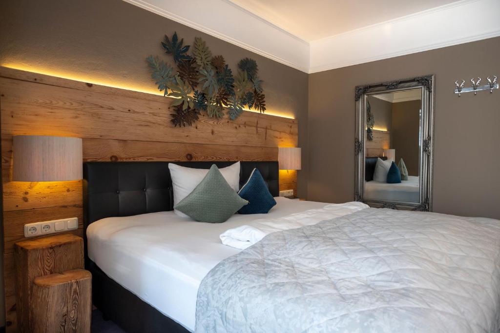 布格豪森萨尔斯加特恩酒店的卧室配有一张白色大床和镜子
