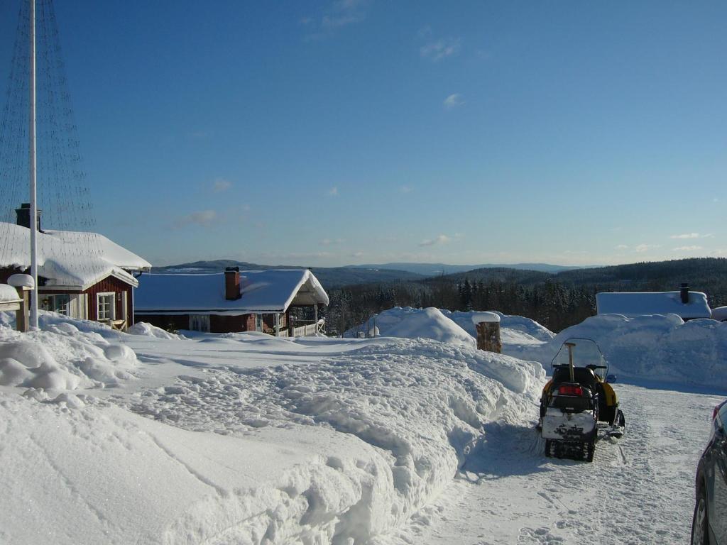 图什比Panoramaboende的雪中堆满的院子,上面有推土机