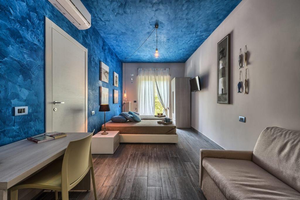 罗马Stileroma的一间拥有蓝色天花板的客厅