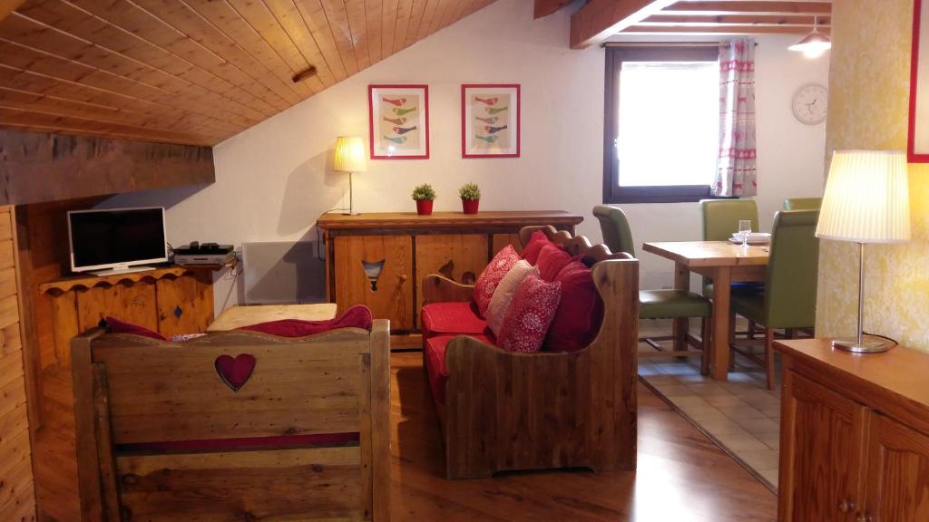 莱德萨阿尔卑斯娄维诺公寓的一间带木制家具的客厅和一间餐厅