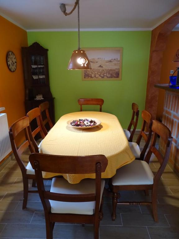 马里博尔Sobe-Apartmaji-Terapije的一间用餐室,配有桌椅和盘子