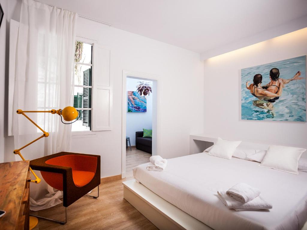 休达德亚经济&时尚酒店的白色卧室配有床和书桌