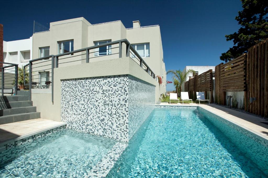 蒙得维的亚兰布拉皇家设计公寓酒店的房屋前的游泳池
