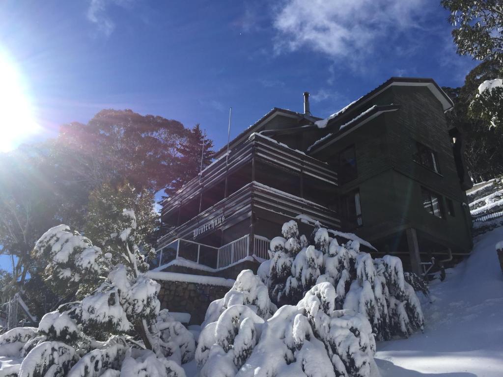 斯瑞德伯擂村冬季旅馆的前方有树覆盖在雪中的房子